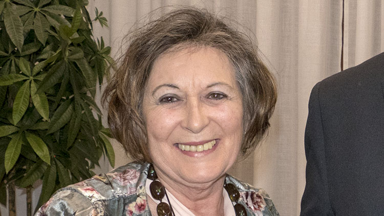 Hoy Delia, una “dependienta” de solera en la librería solidaria