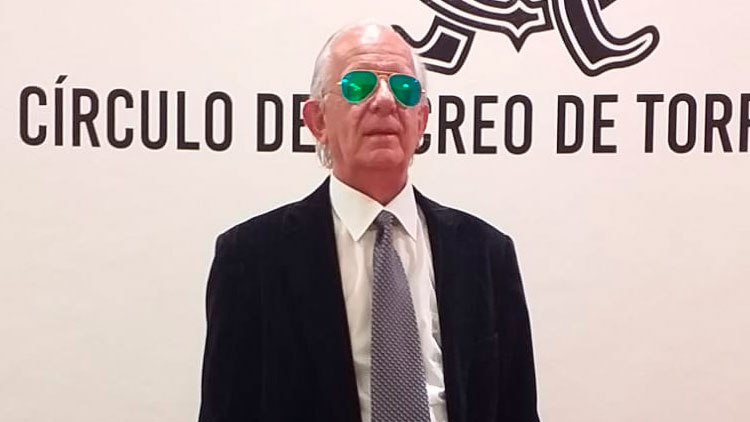 Javier Peña, escritor invidente, presentó su libro 