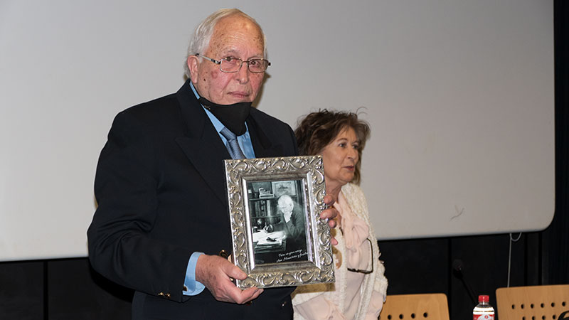 Emotivo acto de homenaje a Joaquín Santiago, decano de la SCE