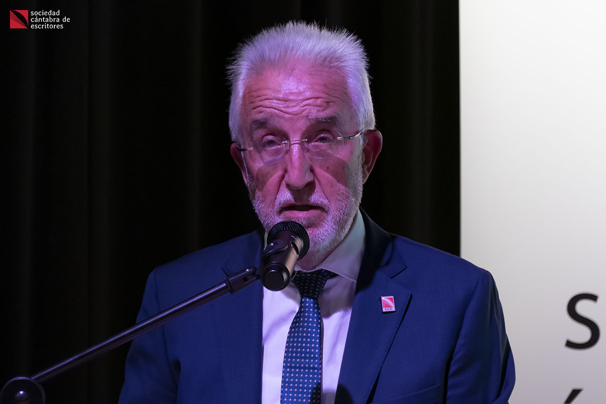 Reconocimiento a la labor literaria e investigadora de Marino Pérez Avellaneda en la entrega del Título de Socio de Honor