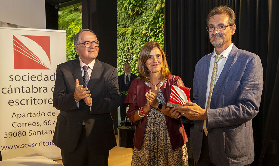 Entrega del título de Socio de Honor al profesor González Redondo, de quien se destacó su profunda vocación científica