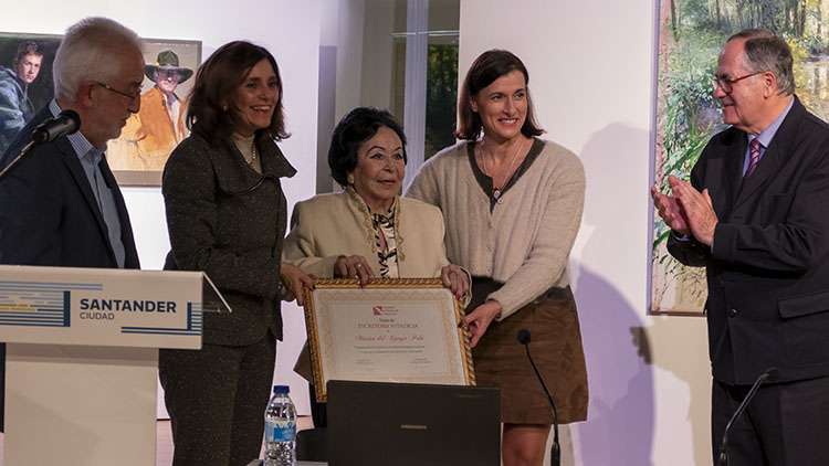 Emotivo acto de entrega del título de «Escritora Vitalicia» a la poeta Marisa del Campo Polo
