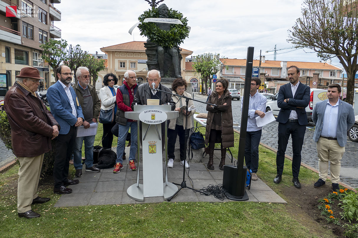 Día del libro. Lectura pública ante la estatua de Miguel de Cervantes