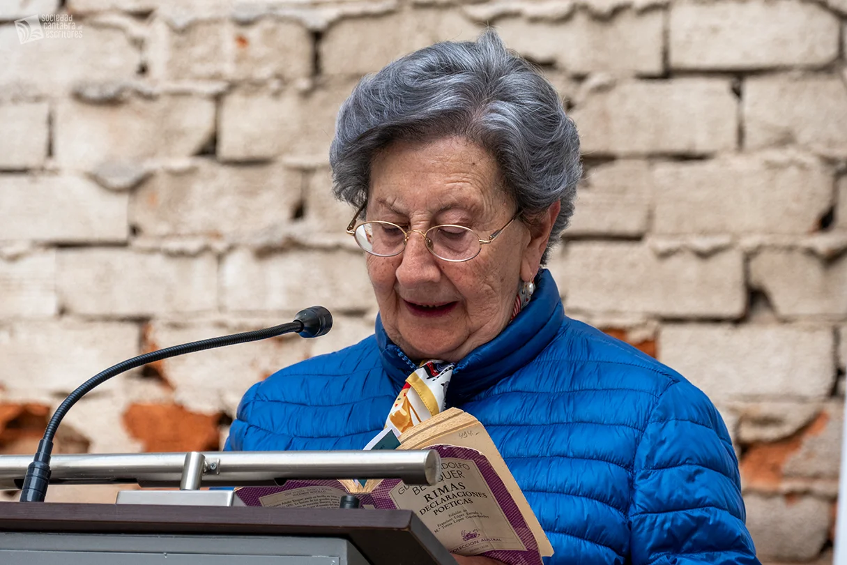 Entrega del título de «Escritora Vitalicia» a Aurori Miranda Santibáñez