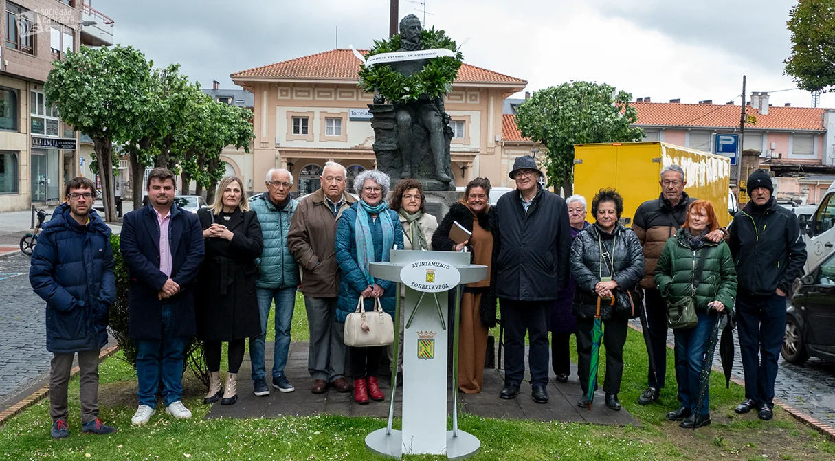 Celebración del Día del Libro en Torrelavega ante el monumento a Cervantes
