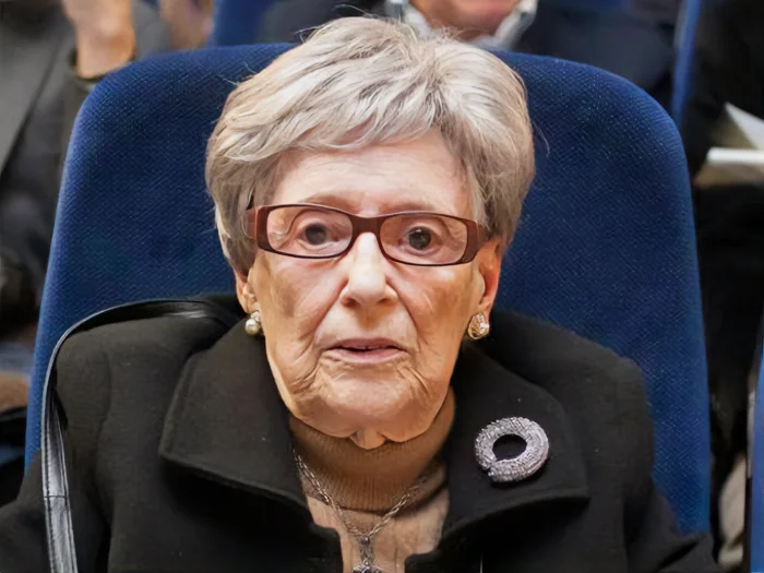 GONZÁLEZ ECHEGARAY, María del Carmen