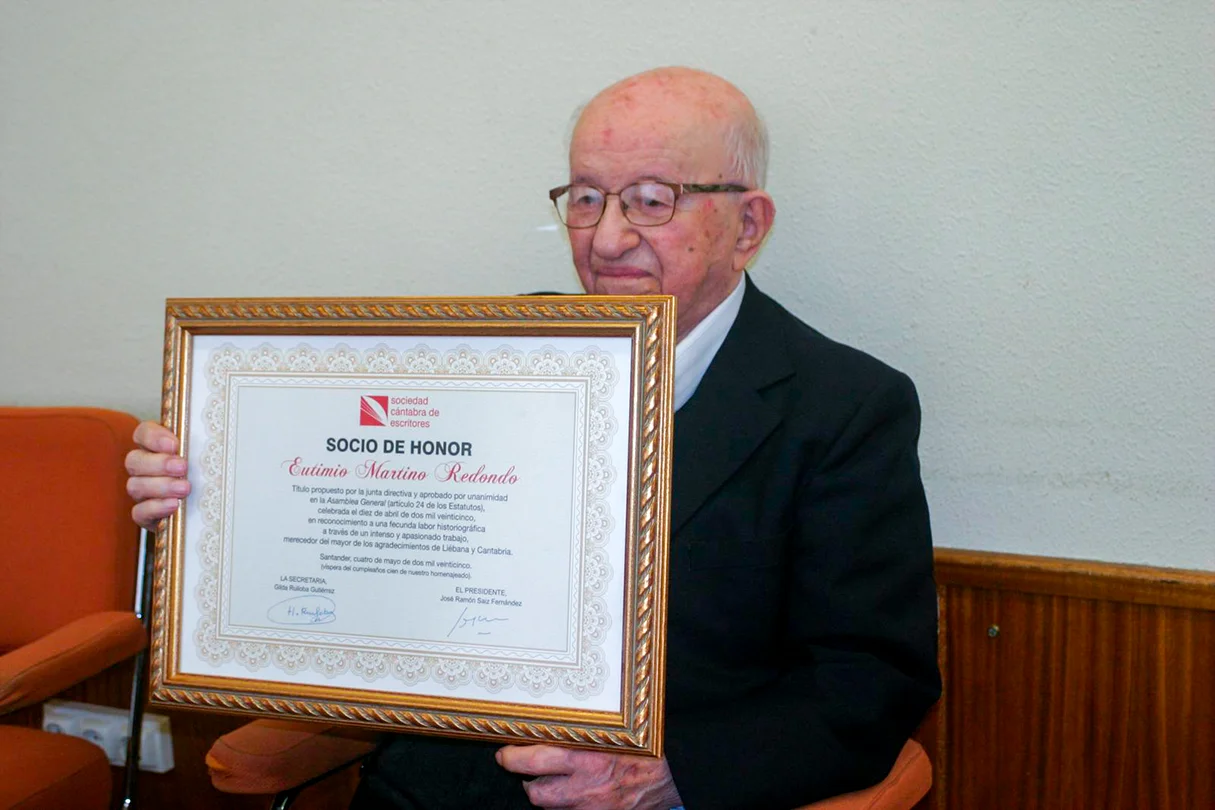 El historiador P. Eutimio Martino, recibió el título de Socio de Honor de la SCE la víspera de cumplir cien años