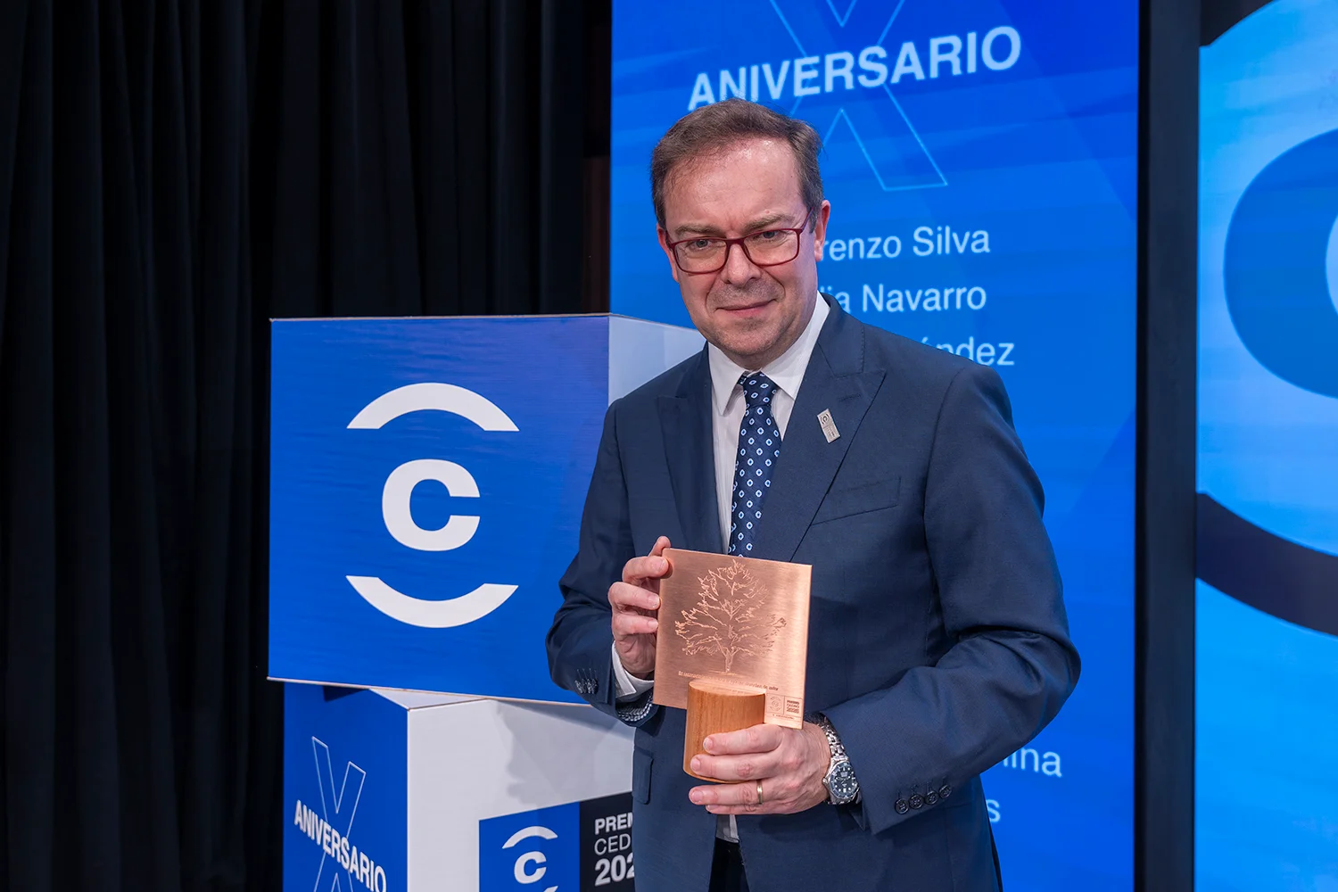 CEDRO premia a Javier Sierra por su defensa de los derechos de autor  frente al avance de la IA, una lucha que equiparó a la de “David frente a Goliat”